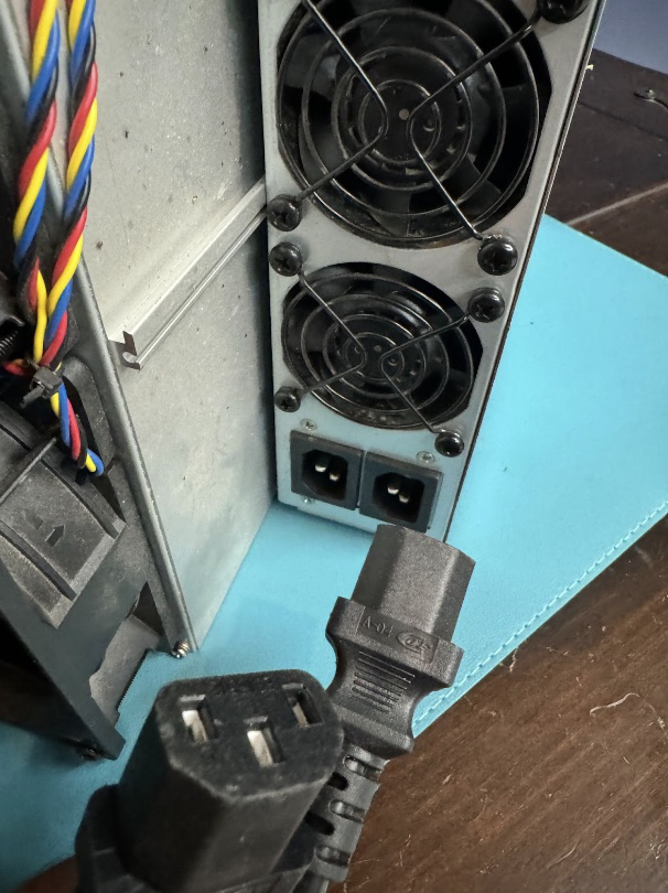 Antminer S19 series PSU and power plugs